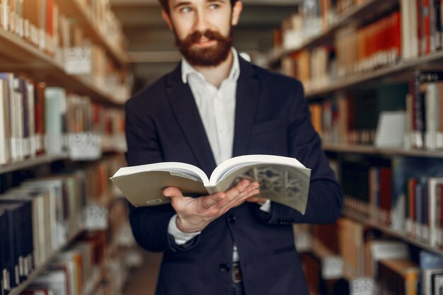 Hübsche Kerlstudie an der Bibliothek