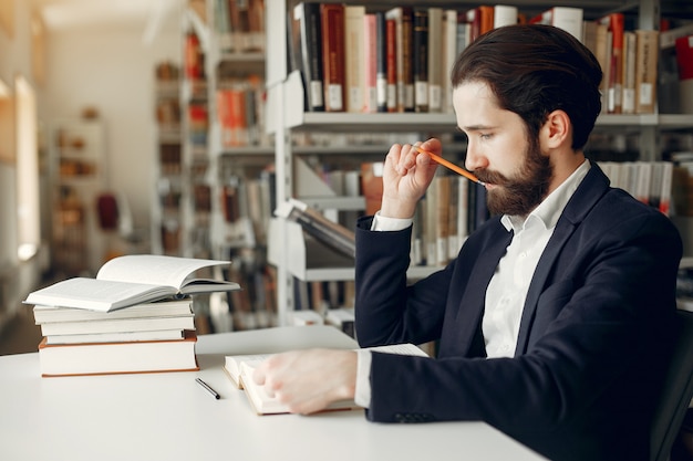 Hübsche Kerlstudie an der Bibliothek