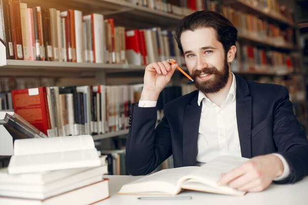 Hübsche Kerlstudie an der Bibliothek