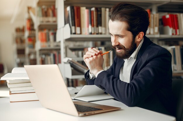 Hübsche Kerlstudie an der Bibliothek