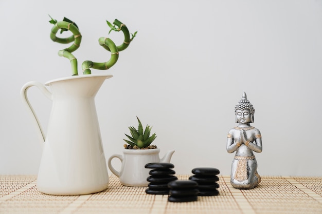 Kostenloses Foto hübsche komposition mit buddha-figur