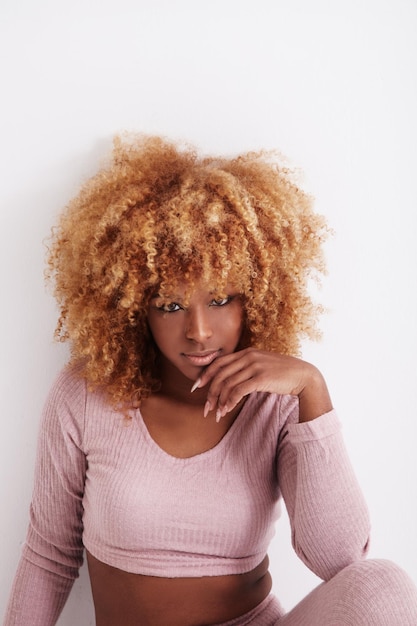 Kostenloses Foto hübsche schwarze afroamerikanerin mit lockigen blonden haaren