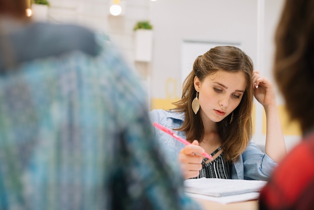 Hübsche Studentin studiert in der Bibliothek