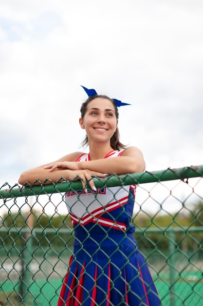 Hübsche weibliche Cheerleaderin in süßer Uniform