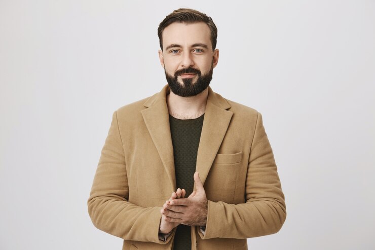 Kostenlose Foto hübscher bärtiger geschäftsmann, der hände reibt, deal hat