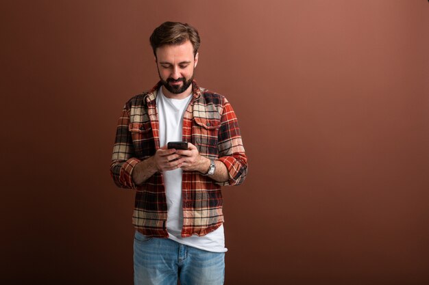 Hübscher bärtiger Mann des stilvollen Hipsters auf Braun