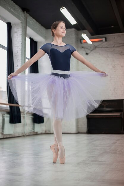 Hübscher Balletttänzer im Studio
