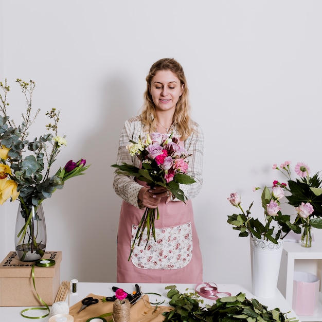 Hübscher Florist, der Blumenstrauß vorbereitet