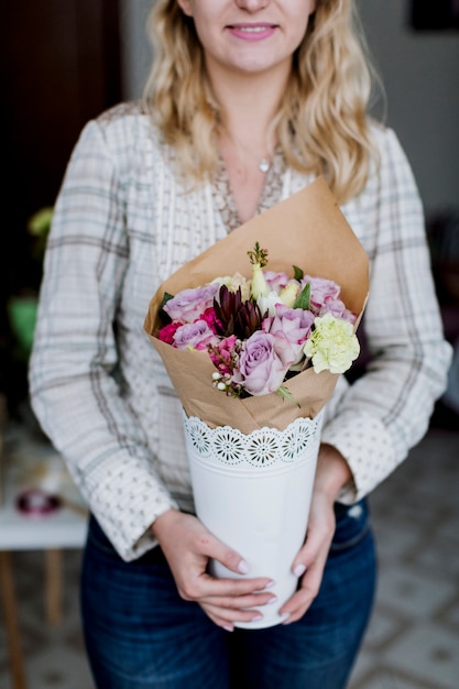 Kostenloses Foto hübscher florist mit blumenstrauß