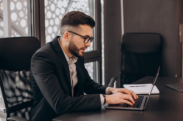 Hübscher Geschäftsmann, der am Computer arbeitet