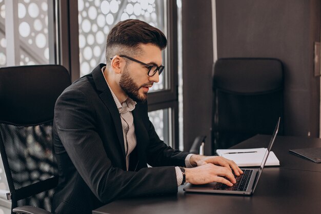 Hübscher Geschäftsmann, der am Computer arbeitet