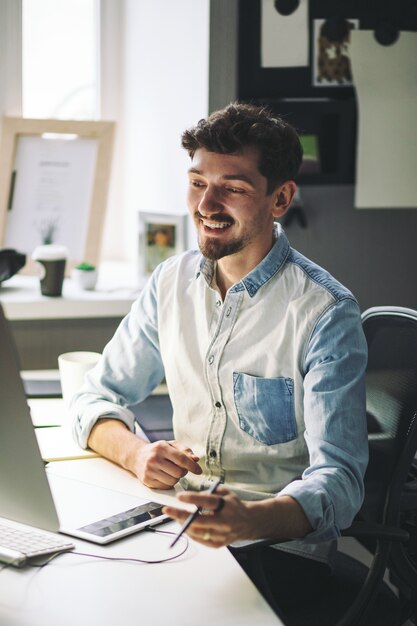 Hübscher Geschäftsmann, der im Büro arbeitet