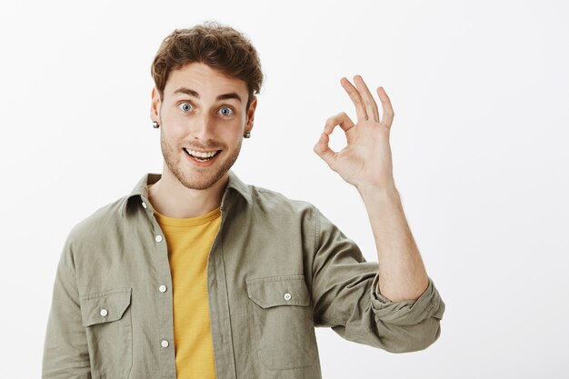 Hübscher glücklicher Mann, der im Studio aufwirft