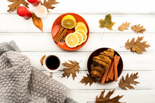 Hübscher Herbstplan mit Blättern und Kaffee