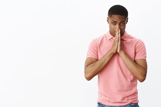 Hübscher junger Afroamerikaner mit rosa Polo-T-Shirt