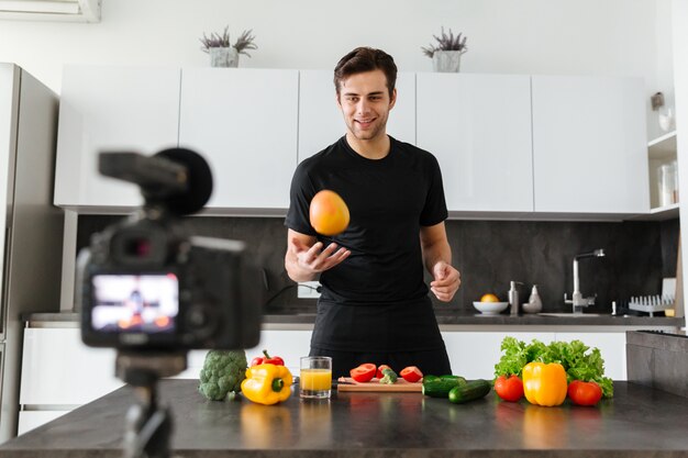 Hübscher junger Mann, der sein Video filmt