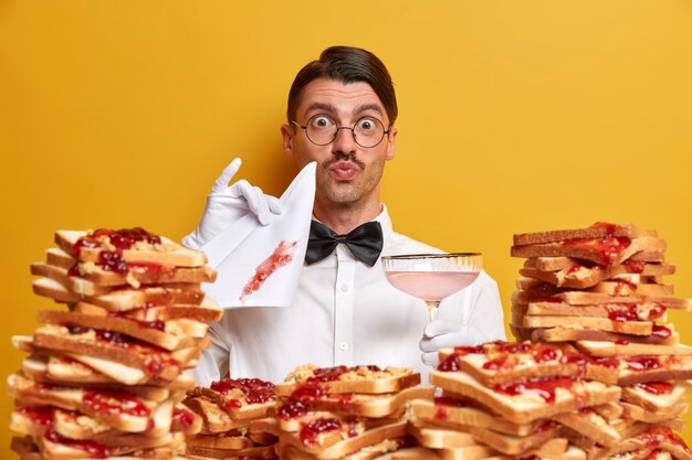 Hübscher junger Mann, umgeben von Erdnussbutter-Gelee-Sandwiches