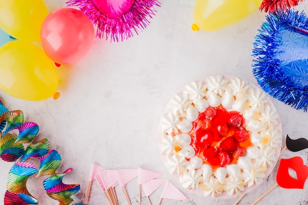 Kostenloses Foto hübscher kuchen und bunte dekorationen