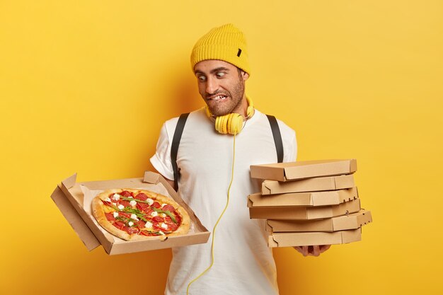 Hübscher Lieferbote mit Pizzaschachteln