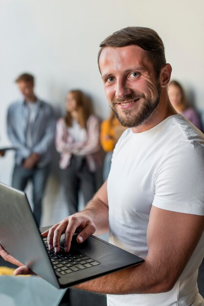 Hübscher männlicher Browsing-Laptop