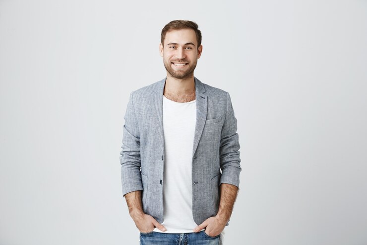 Kostenlose Foto hübscher männlicher unternehmer, der fröhlich lächelt