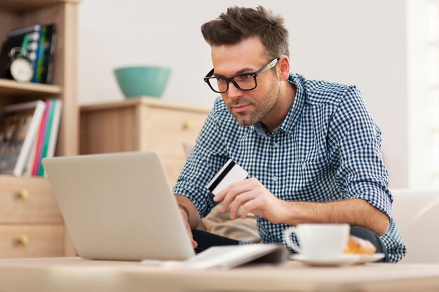 Hübscher Mann beim Online-Einkauf