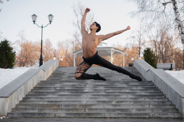 Hübscher Mann, der Ballett durchführt