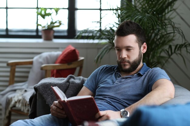 Hübscher Mann, der ein Buch in der Kutsche liest