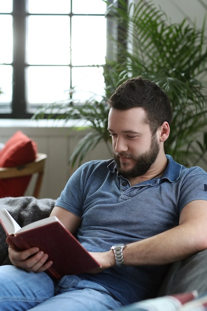 Hübscher Mann, der ein Buch in der Kutsche liest