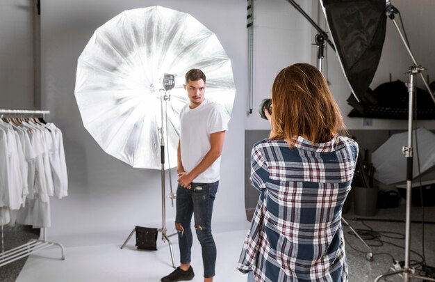 Hübscher Mann, der für die Kamera im Studio aufwirft