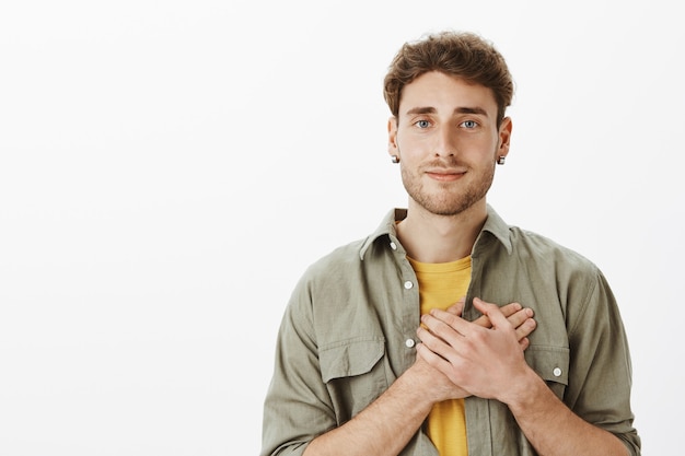 Kostenloses Foto hübscher mann, der im studio aufwirft