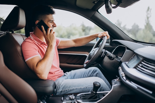 Hübscher Mann, der in seinem Auto fährt