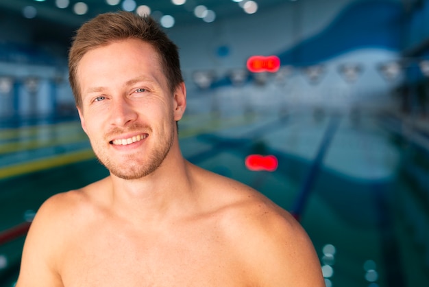 Kostenloses Foto hübscher mann der vorderansicht am becken