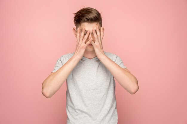 Hübscher Mann im Stress lokalisiert auf Rosa