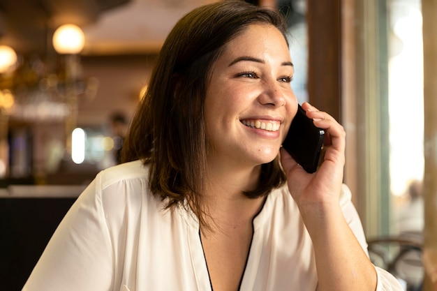 Kostenloses Foto hübscher teenager, der am telefon spricht