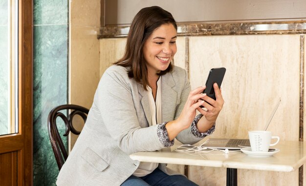 Hübscher Teenager, der ihr Telefon durchsucht