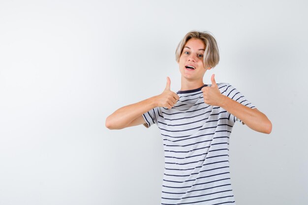 Hübscher Teenager in einem gestreiften T-Shirt