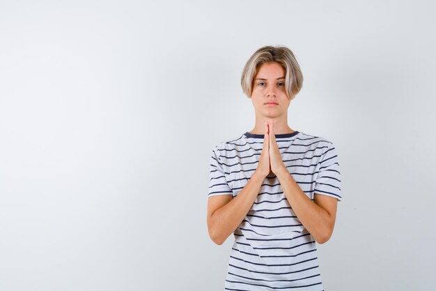 Hübscher Teenager in einem gestreiften T-Shirt