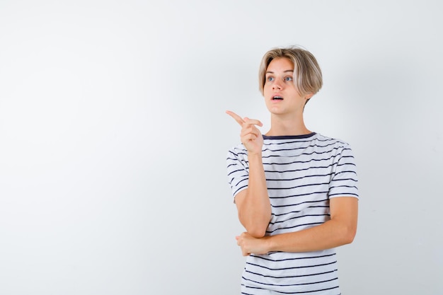 Hübscher Teenager in einem gestreiften T-Shirt