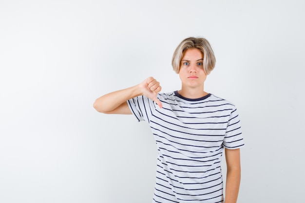 Kostenloses Foto hübscher teenager in einem gestreiften t-shirt