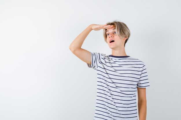 Hübscher Teenager in einem gestreiften T-Shirt