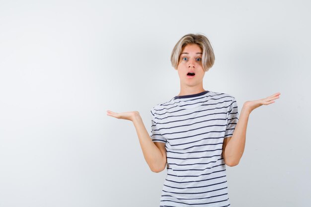 Hübscher Teenager in einem gestreiften T-Shirt