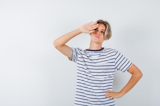 Hübscher Teenager in einem gestreiften T-Shirt