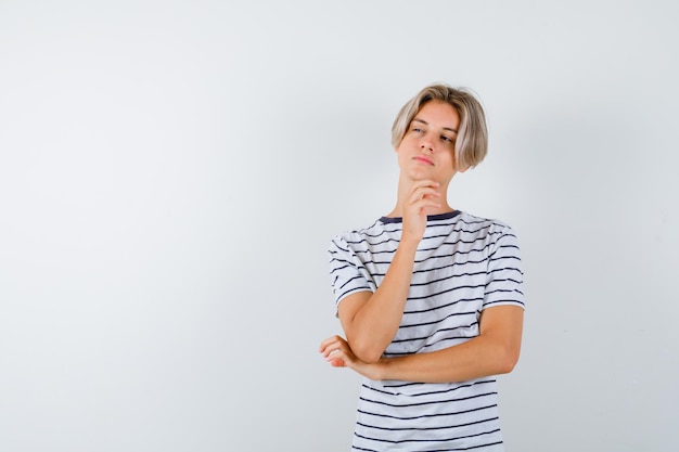 Hübscher Teenager in einem gestreiften T-Shirt