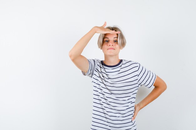 Hübscher Teenager in einem gestreiften T-Shirt