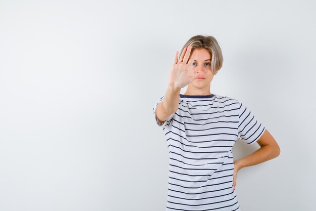 Hübscher Teenager in einem gestreiften T-Shirt