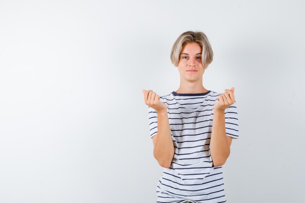 Hübscher Teenager in einem gestreiften T-Shirt