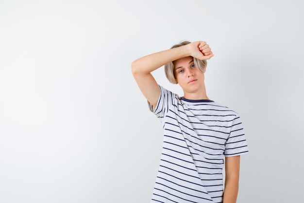 Hübscher Teenager in einem gestreiften T-Shirt