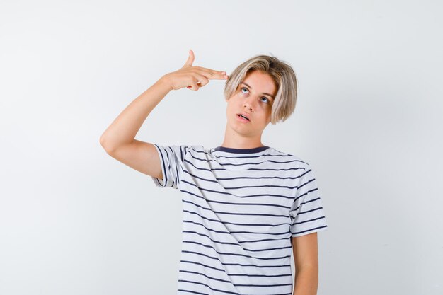 Hübscher Teenager in einem gestreiften T-Shirt