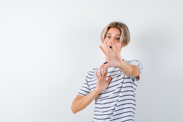 Hübscher Teenager in einem gestreiften T-Shirt